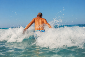 Hombre disfrutando en el mar