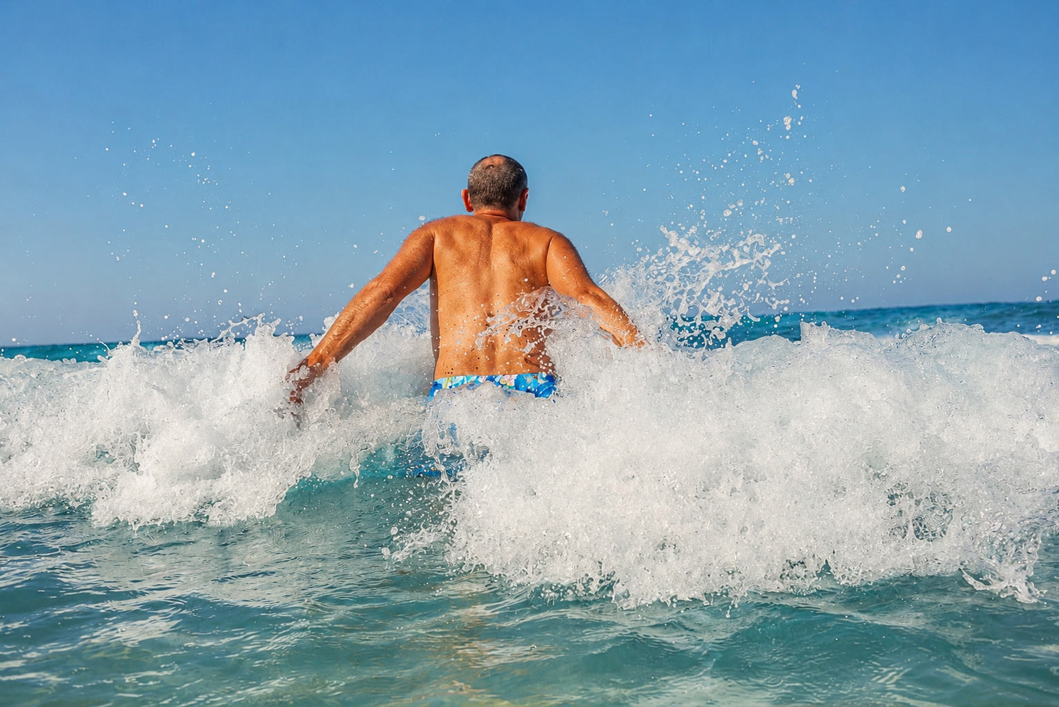 Hombre disfrutando en el mar
