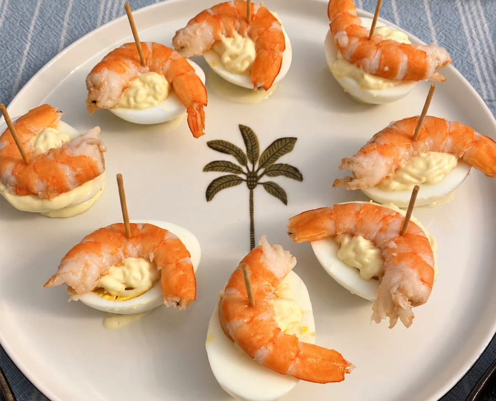 Aperitivo saludable de huevo cocido y langostinos